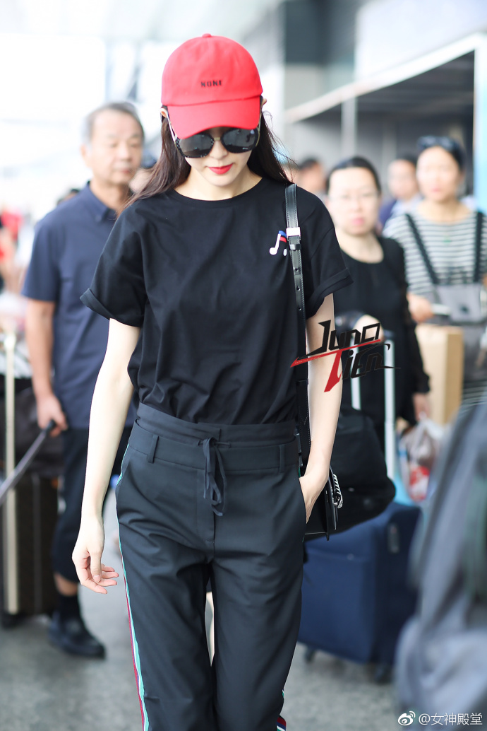 上海美女唐嫣一身黑色T恤搭配黑色长裤红色帽子
