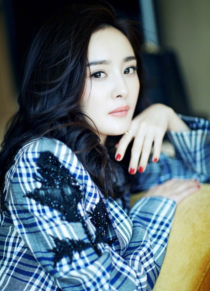 北京美女明星杨幂身穿格子西服的帅气有余攻气