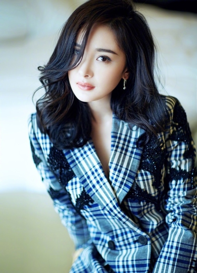 北京美女明星杨幂身穿格子西服的帅气有余攻气