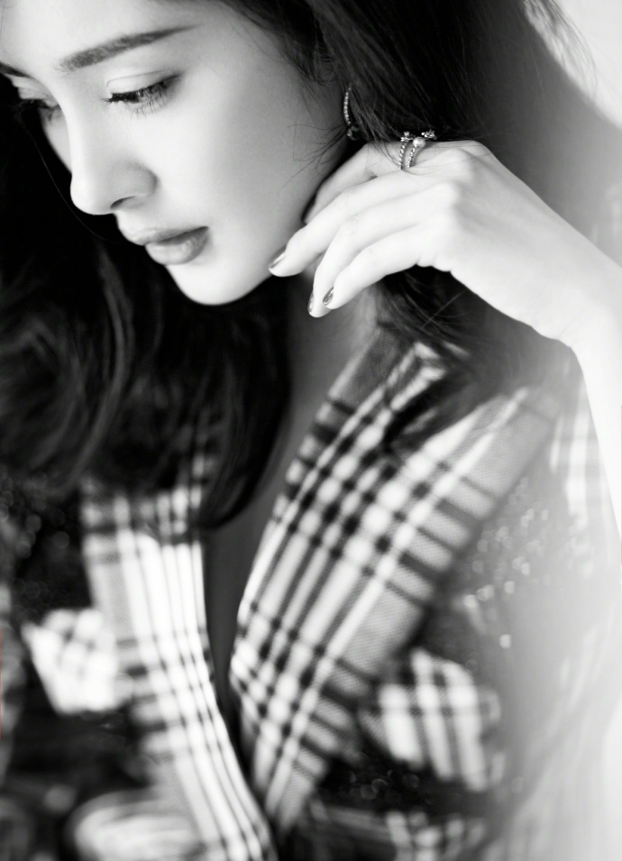 北京美女明星杨幂身穿格子西服的帅气有余攻气