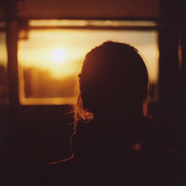 唯美夕阳图片_逆光美女图片