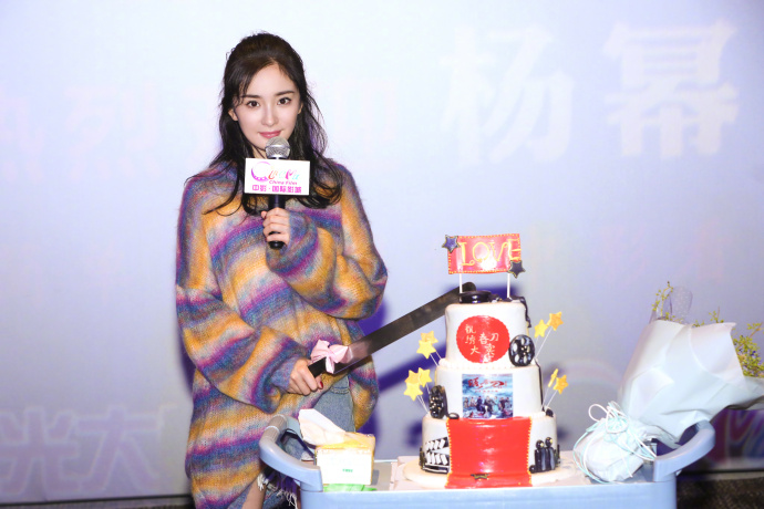 时尚辣妈杨幂杭州出席活动顶着36度高温穿毛衣这