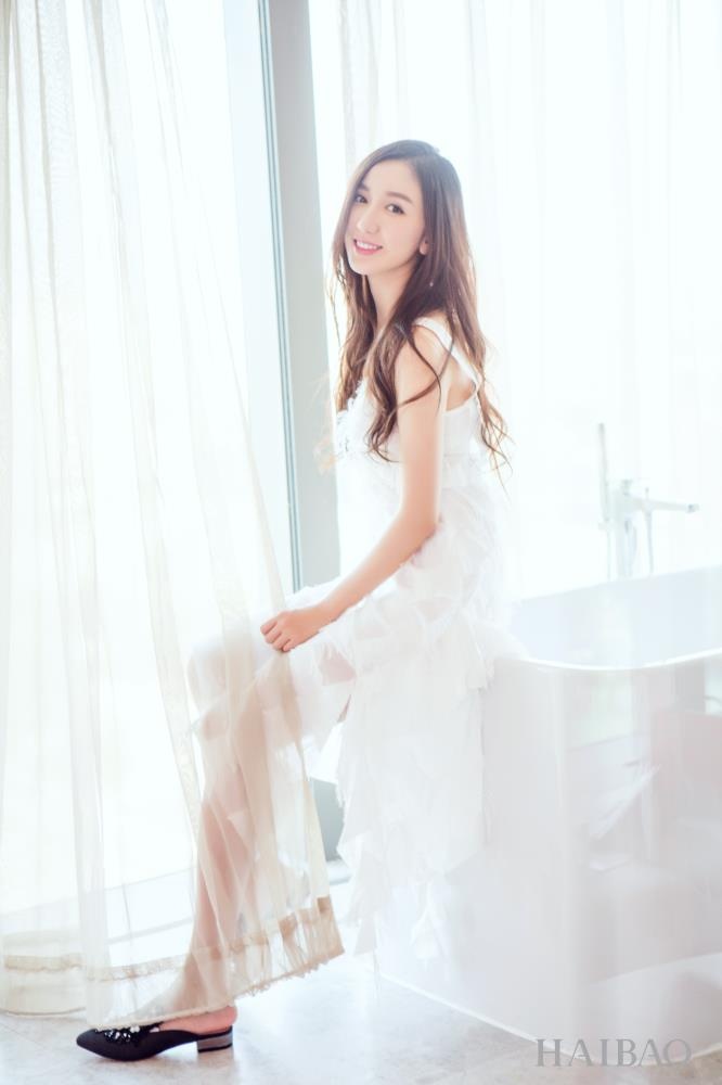 内地女演员娄艺潇迷人女神范儿图片