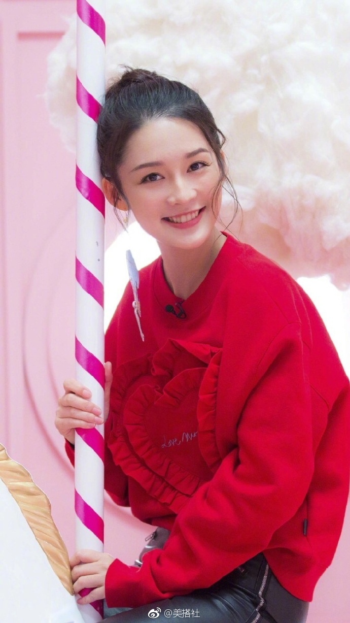 美女明星李沁写真组图淳儿哪怕穿上妖艳红还是