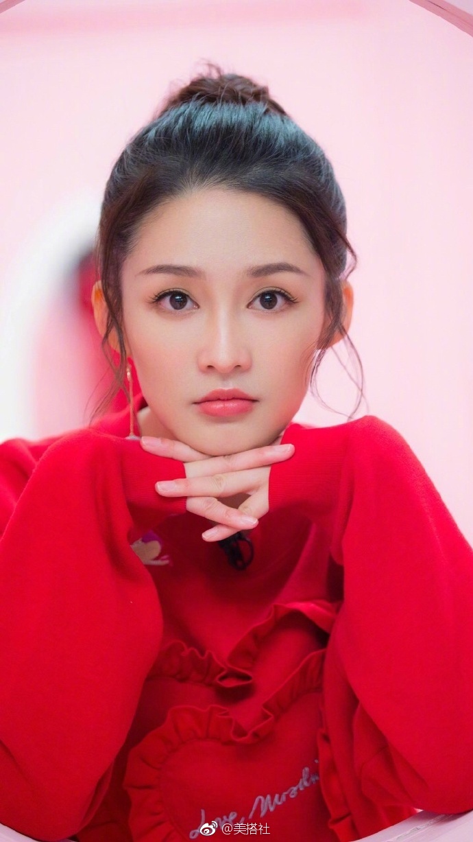 美女明星李沁写真组图淳儿哪怕穿上妖艳红还是