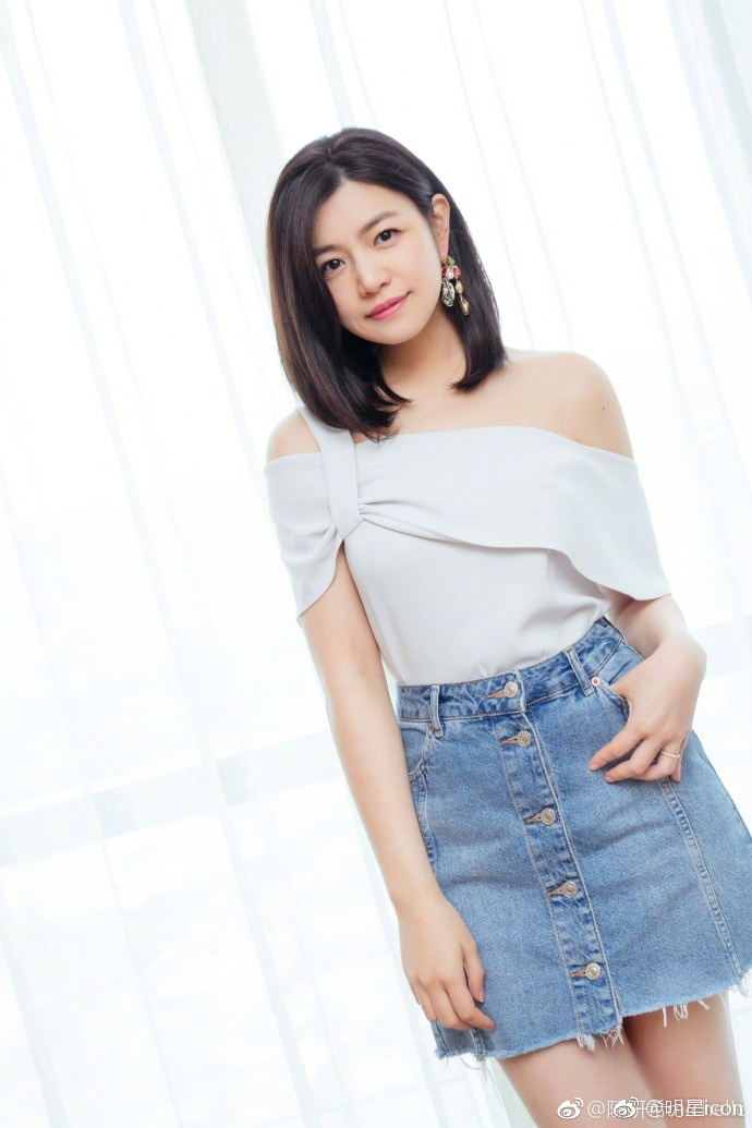 台湾女神时尚辣妈陳妍希michelle短裙配肤白腿美清