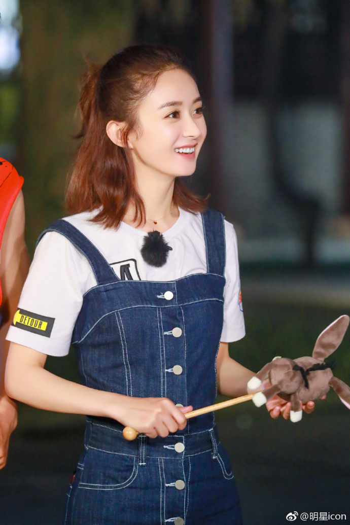 河北美女赵丽颖七十二层奇楼牛仔背带裤路透图