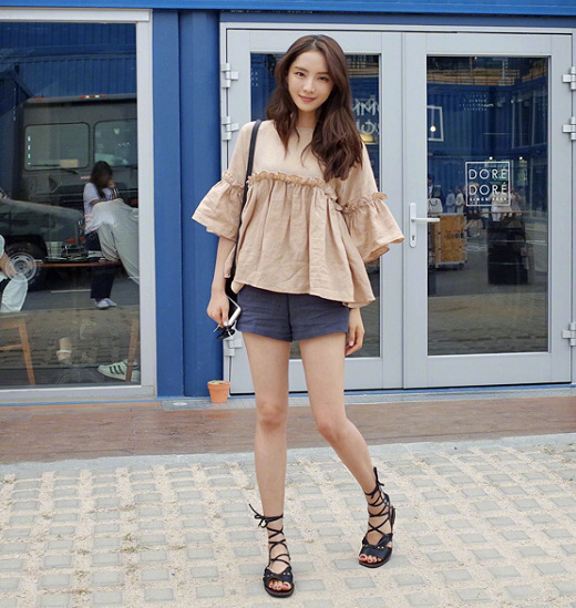网络美女照片:夏日的清新混搭法