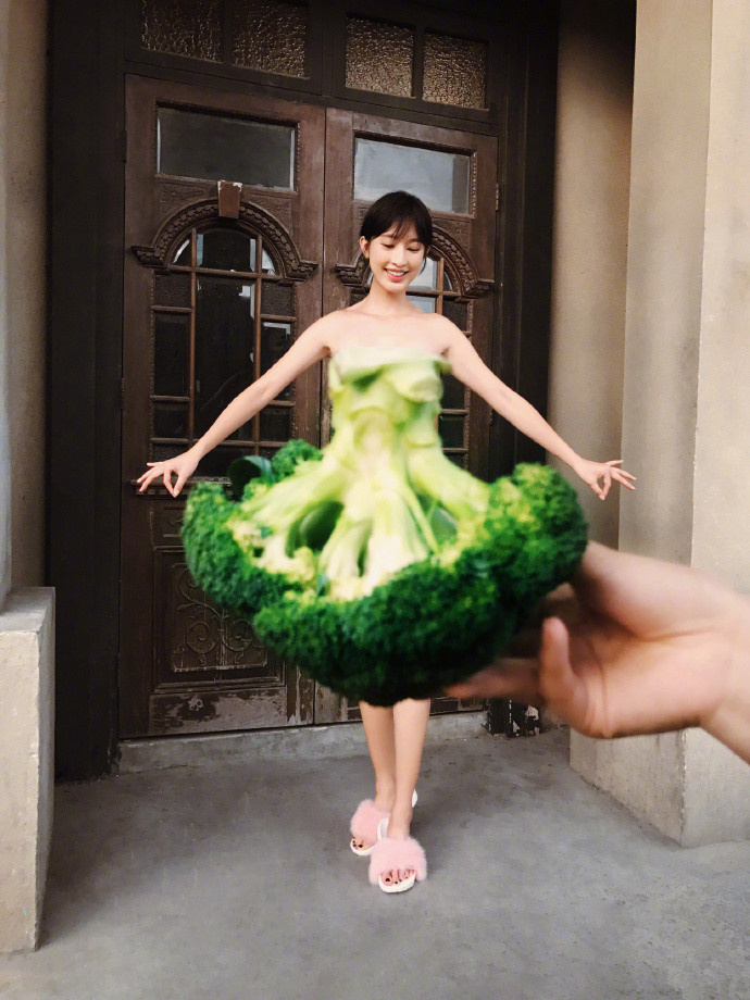 广西美女明星张俪蔬菜装来搞笑毫无违和感