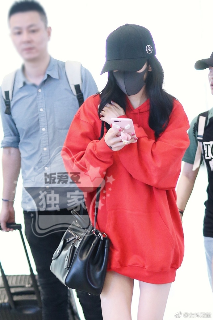 北京美女明星杨幂黑白红三色搭配机场街拍下衣