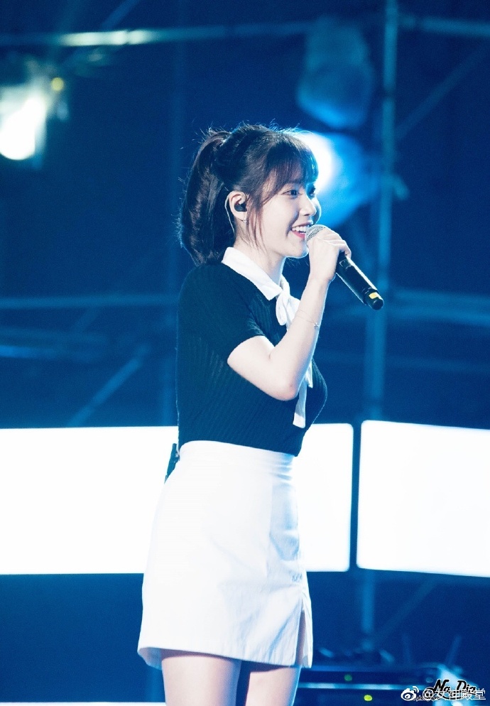 韩国美女明星李知恩IU黑色毛衣搭配白色短裙保宁