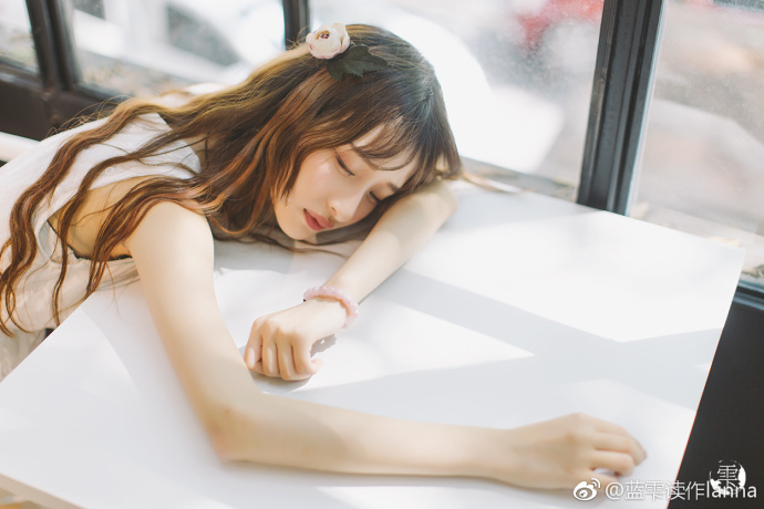 网络美女模特little贝壳喵夏日小憩唯美写真
