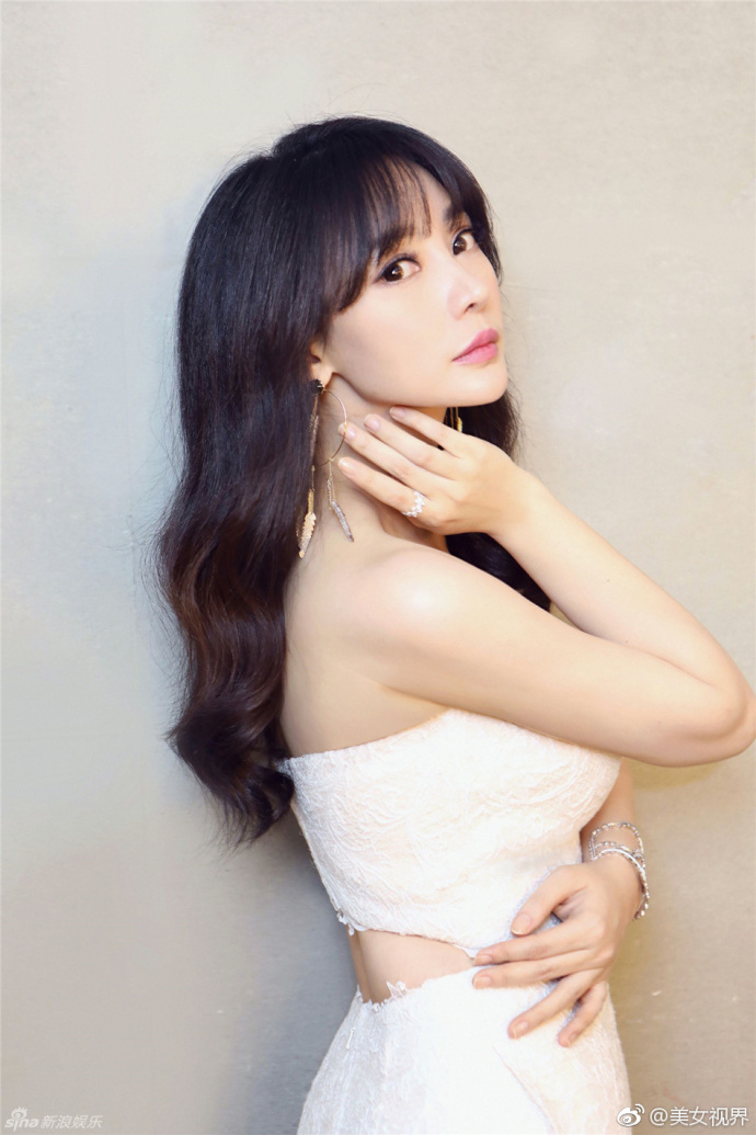 性感女星刘岩白色连衣裤优雅写真