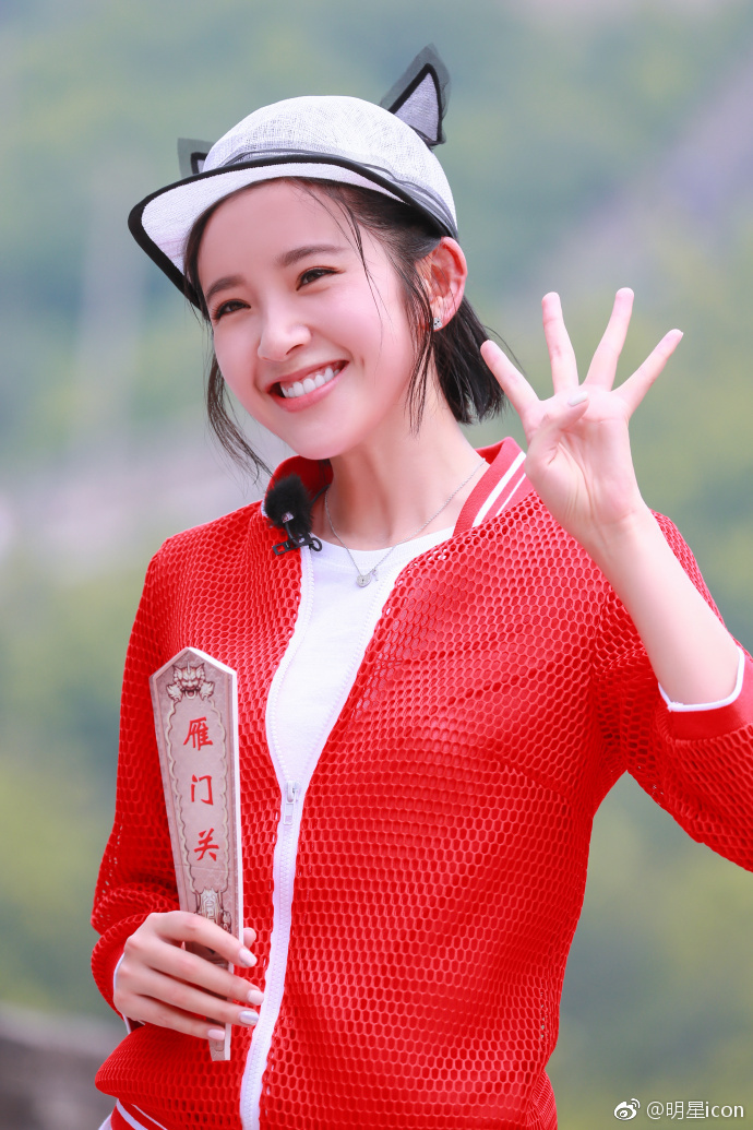 鬼马精灵糖少女唐艺昕活泼灵动我们来了活动照
