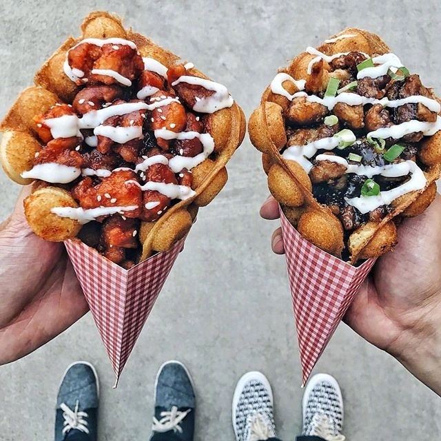 小吃图片:Waffle & Chicken鸡蛋仔搭配炸鸡图片
