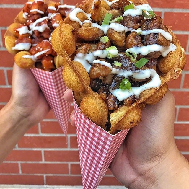 小吃图片:Waffle & Chicken鸡蛋仔搭配炸鸡图片