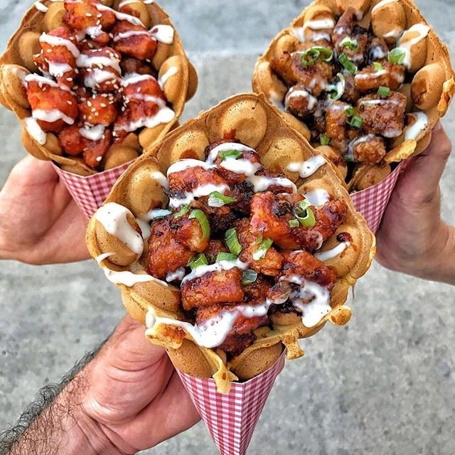 小吃图片:Waffle & Chicken鸡蛋仔搭配炸鸡图片