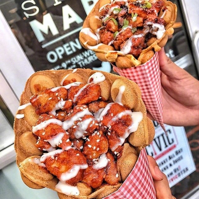 小吃图片:Waffle & Chicken鸡蛋仔搭配炸鸡图片