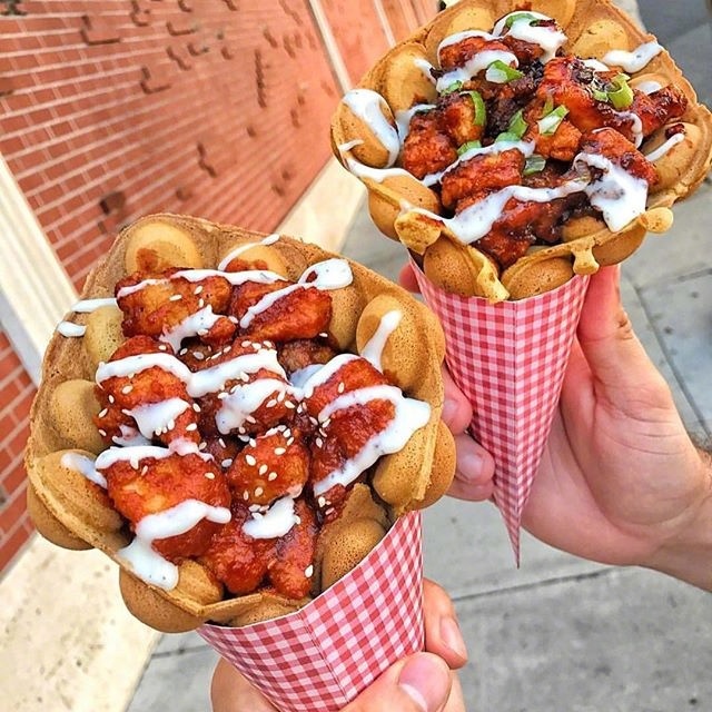 小吃图片:Waffle & Chicken鸡蛋仔搭配炸鸡图片
