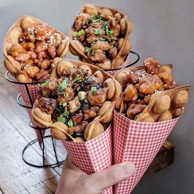 小吃图片:Waffle & Chicken鸡蛋仔搭配炸鸡图片