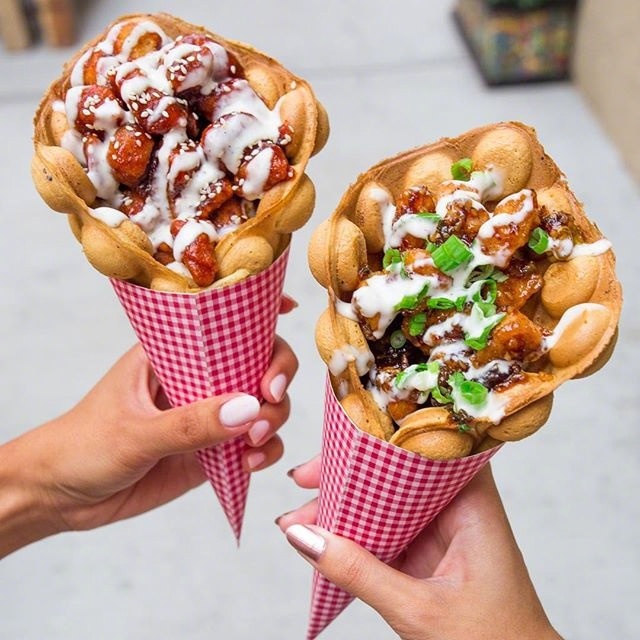 小吃图片:Waffle & Chicken鸡蛋仔搭配炸鸡图片