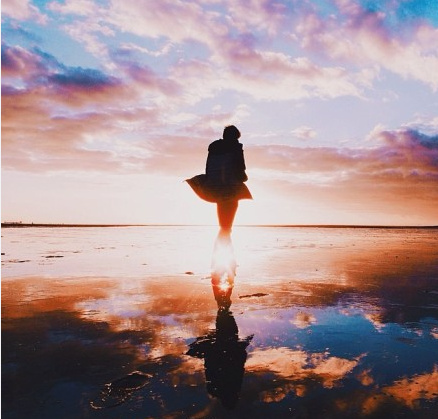 唯美意境图片:夕阳西下美景加美人图片