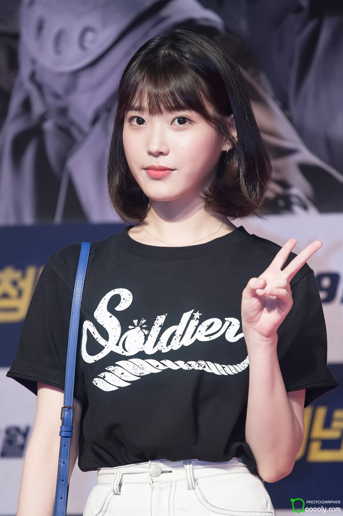 韩国美女明星李知恩IU齐肩短发活动照