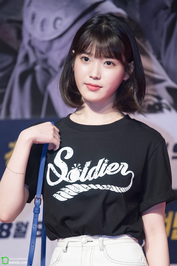 韩国美女明星李知恩IU齐肩短发活动照