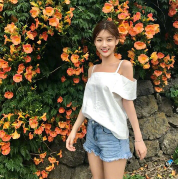 网络美女搭配参考夏日甜美度假风穿搭技巧
