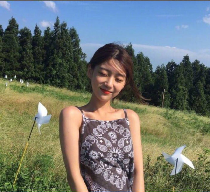 网络美女搭配参考夏日甜美度假风穿搭技巧