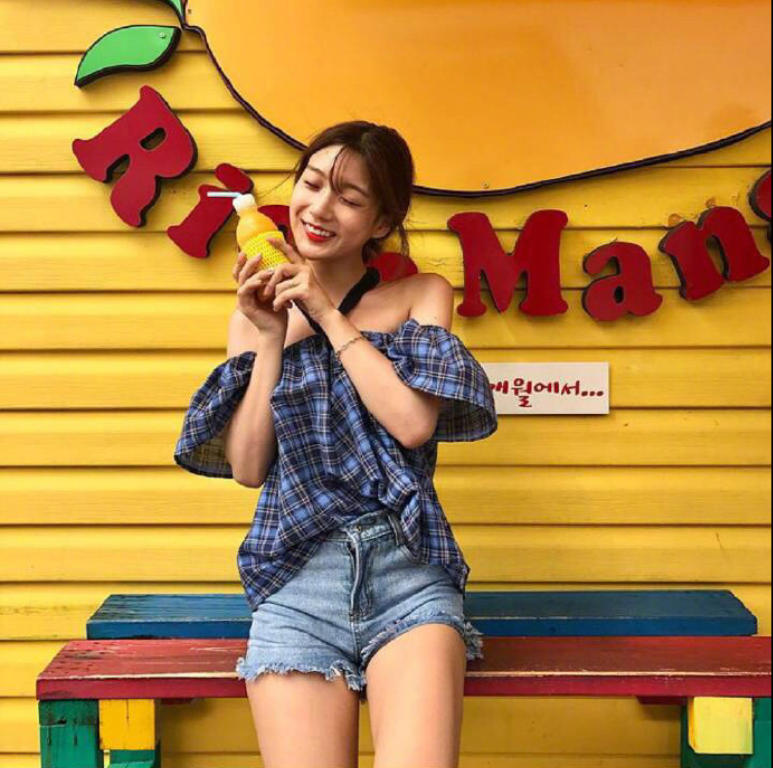 网络美女搭配参考夏日甜美度假风穿搭技巧