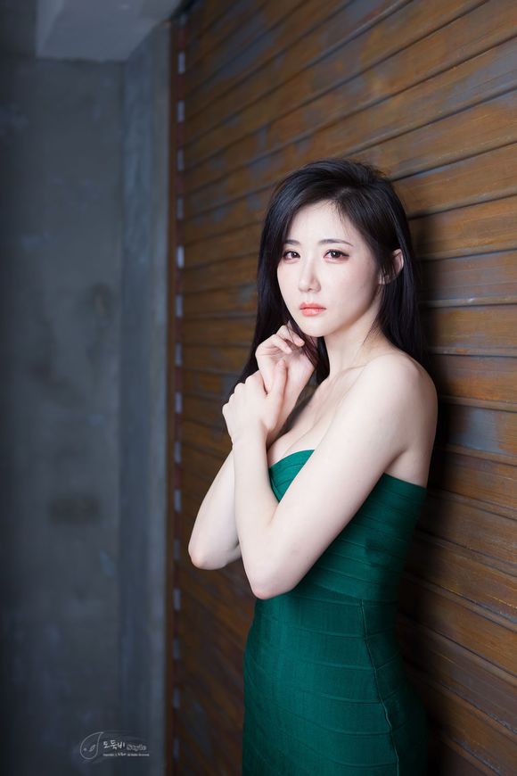 性感美女模特深绿色抹胸裙性感写真