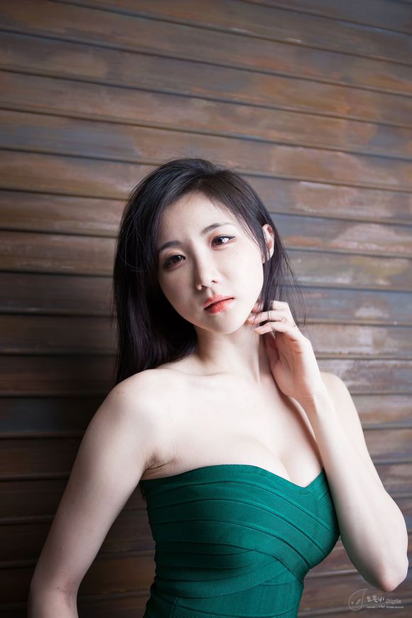 性感美女模特深绿色抹胸裙性感写真