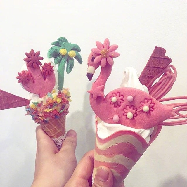 小吃冰淇淋图片_少女心甜筒图片