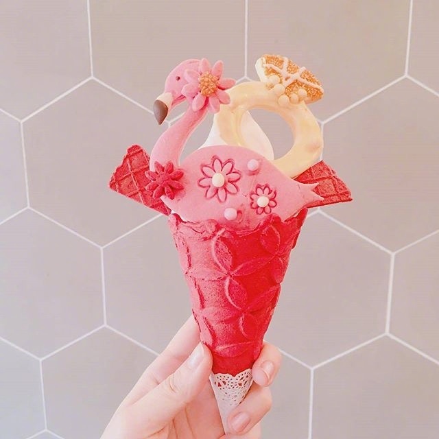 小吃冰淇淋图片_少女心甜筒图片