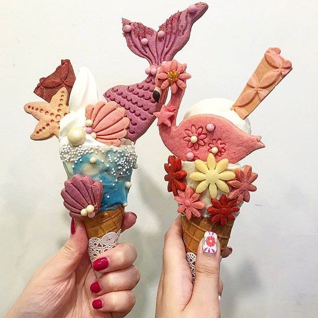 小吃冰淇淋图片_少女心甜筒图片