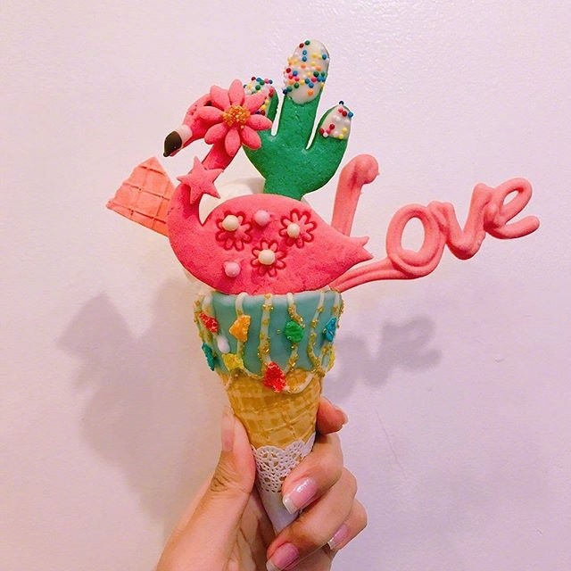 小吃冰淇淋图片_少女心甜筒图片