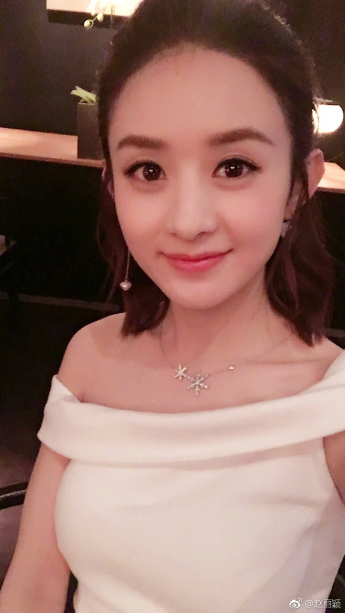 河北美女明星赵丽颖半扎丸子头精灵可爱自拍照