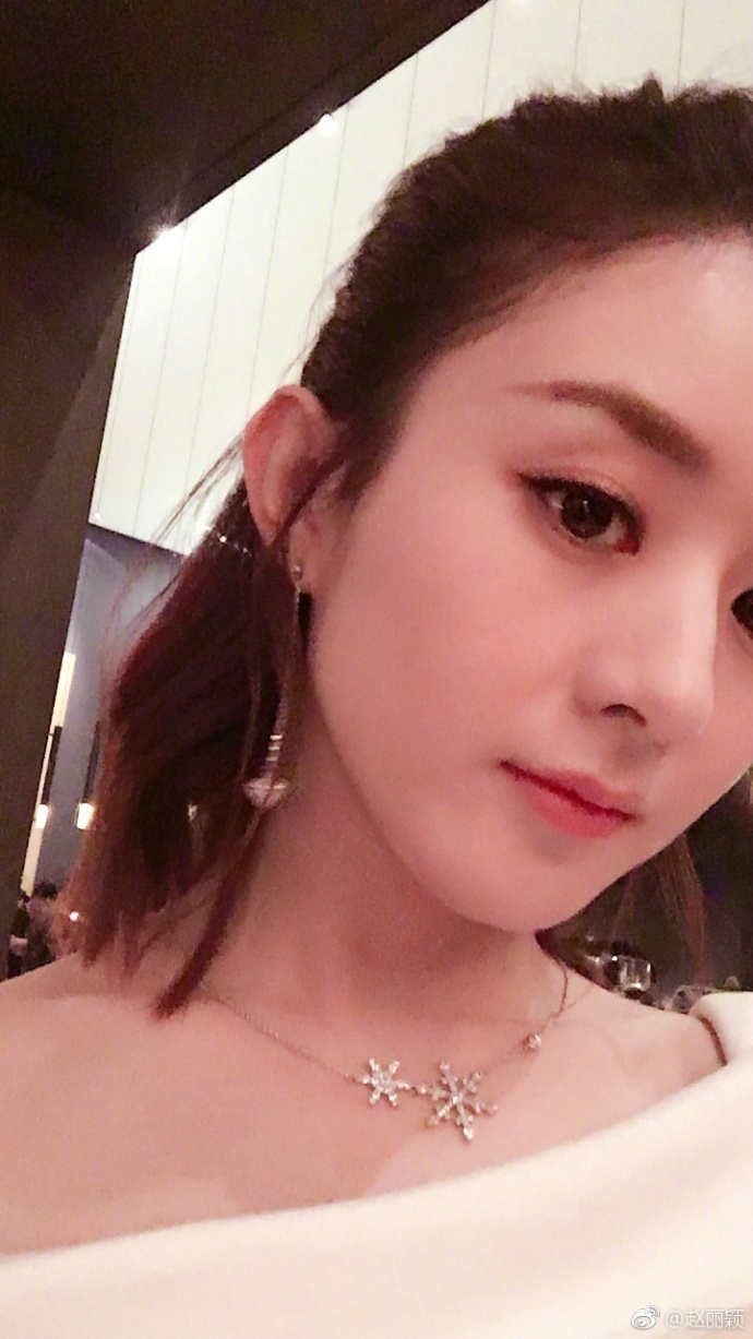 河北美女明星赵丽颖半扎丸子头精灵可爱自拍照