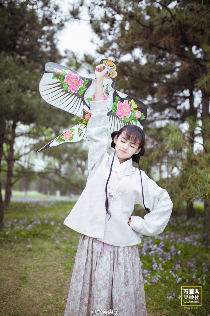 福建美女明星郑合惠子古装放风筝图片