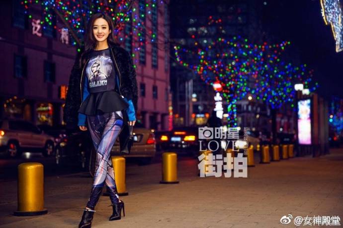 河北美女演员赵丽颖夜间精灵街拍时刻