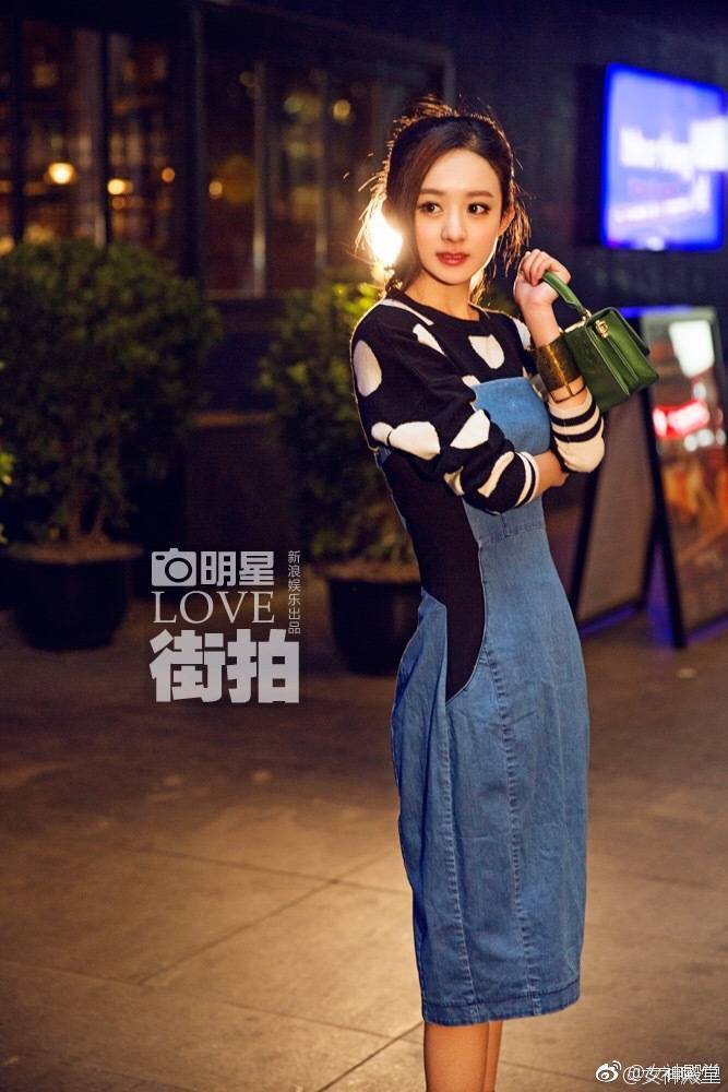 河北美女演员赵丽颖夜间精灵街拍时刻