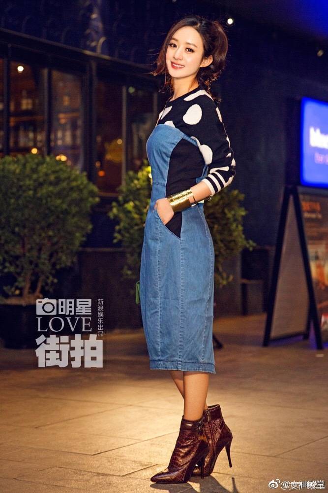 河北美女演员赵丽颖夜间精灵街拍时刻