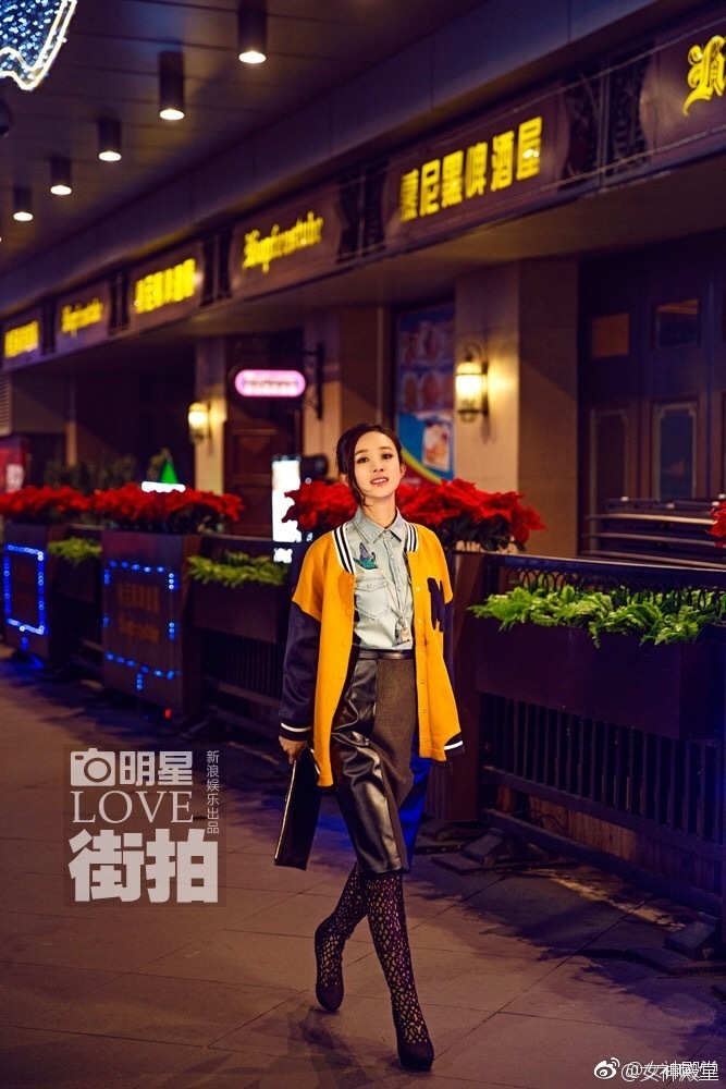 河北美女演员赵丽颖夜间精灵街拍时刻