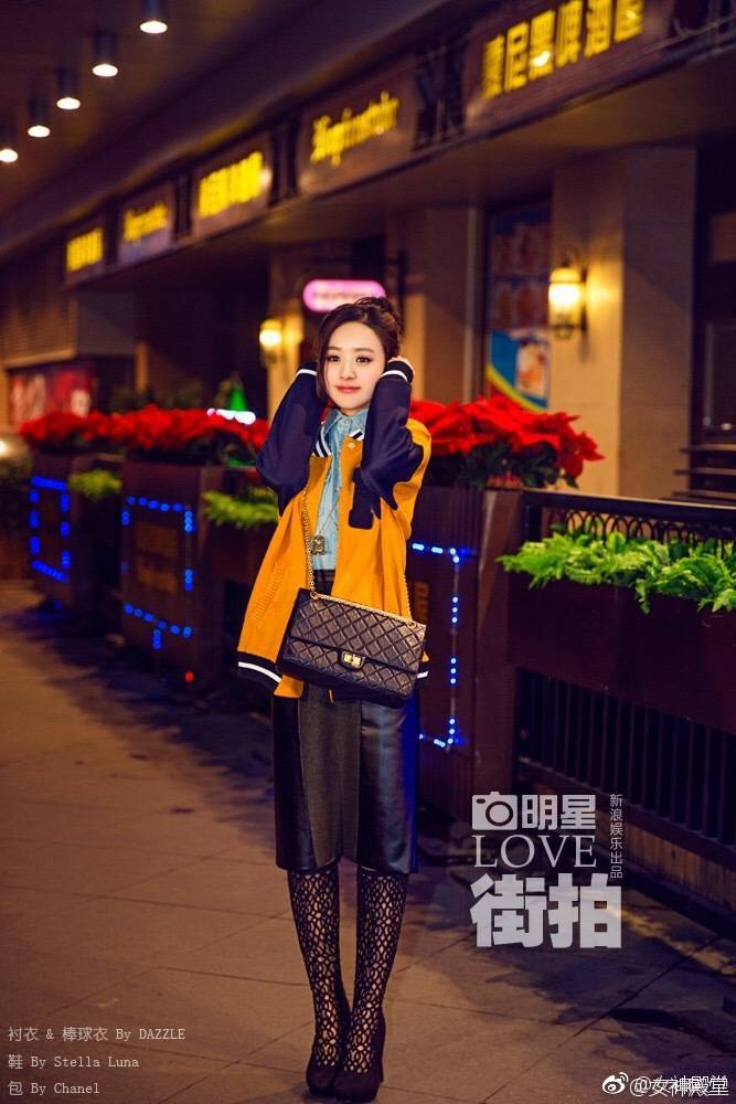 河北美女演员赵丽颖夜间精灵街拍时刻