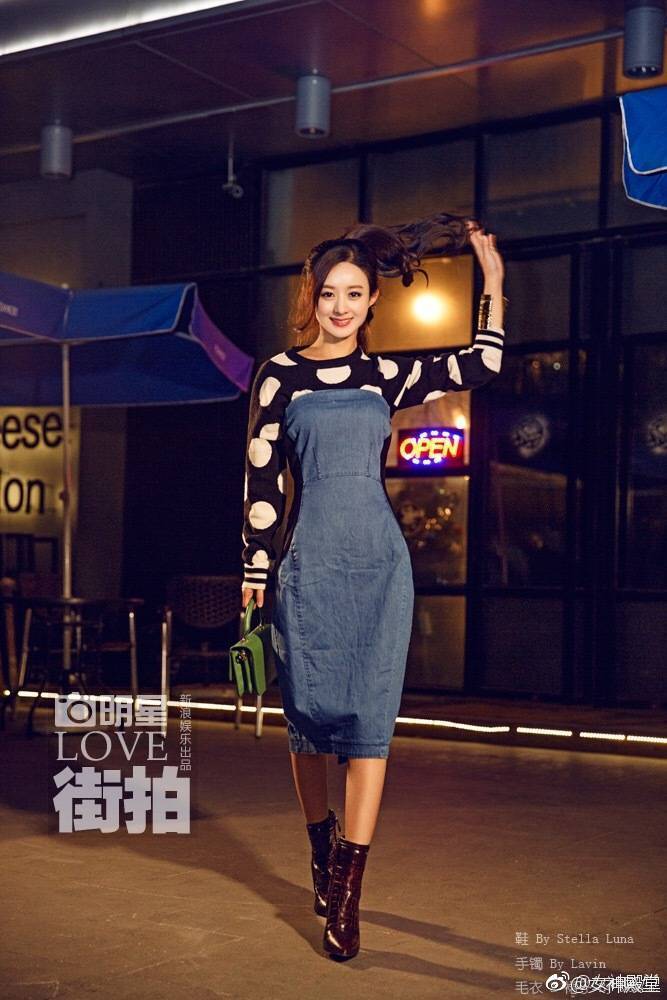河北美女演员赵丽颖夜间精灵街拍时刻