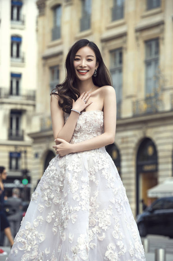 大眼美女明星倪妮唯美气质长裙写真