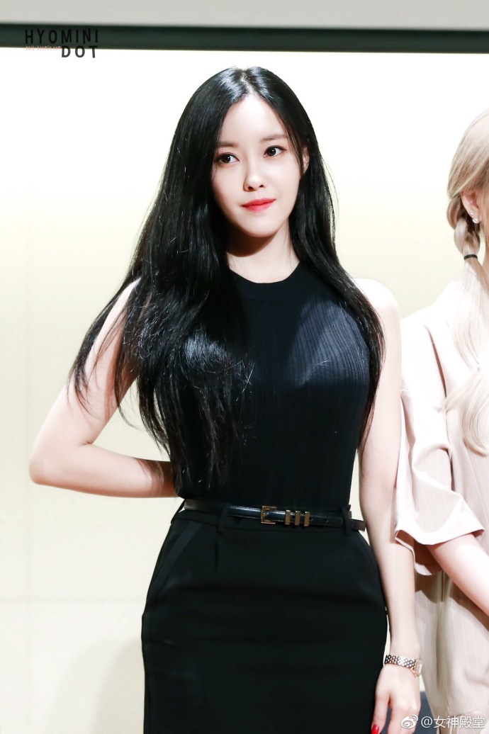 韩国美女明星朴孝敏黑色穿搭优雅和清新图片