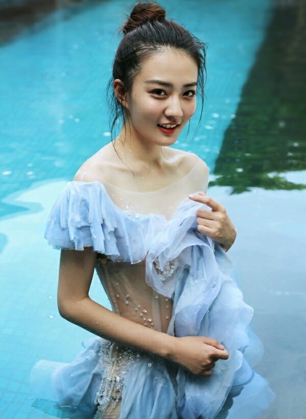 内蒙古美女明星徐璐泳池边出水芙蓉湿身写真