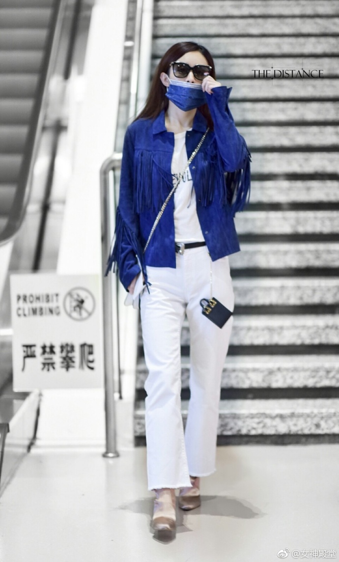 内地女演员赵丽颖白色T恤加白色长裤外搭蓝色外